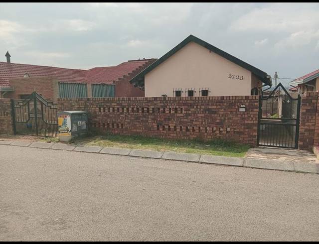 3 BEDROOM HOUSE FOR SALE IN DIEPKLOOF ZONE 3